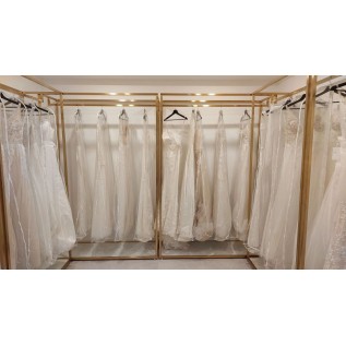 Стійка для весільних і вечірніх суконь 1500×400×2200 мм — глянцеве золото, труба 30×30 мм, полиця ДСП